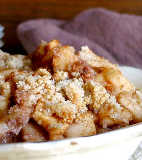 მარტივი და გემრიელი ოჯახური დესერტის რეცეპტი. გამომცხვარი ცხელი ვაშლი საუკეთესო საუზმეა ცივი დილისთვის.