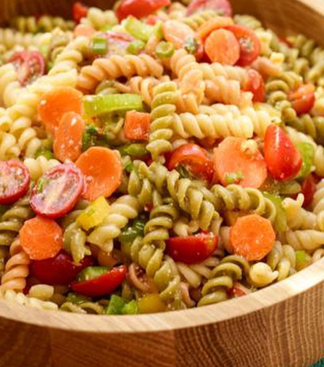 ფერადი მაკარონის სალათის რეცეპტი, რომლის მთავარი ინგრედიენტი იტალიური სალათის საკმაზია.