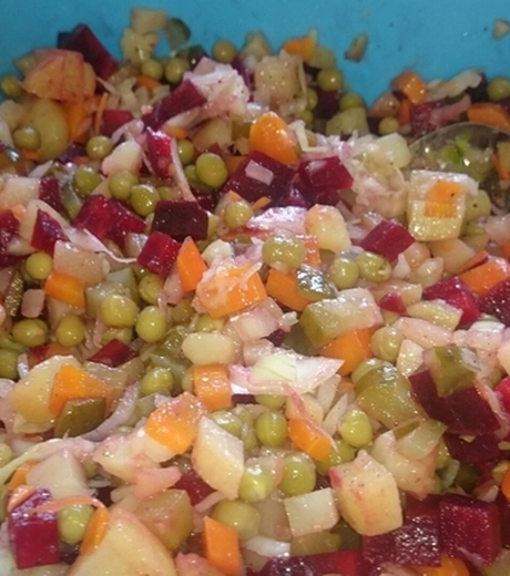 ვინეგრეტის რეცეპტი ბოსტნეულით და მჟავე კომბოსტოთი ძალიან მარტივია, მაგრამ
არა მოსაწყენი.