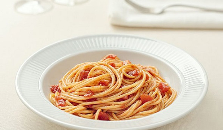 გთავაზობთ სპაგეტის მარტივ რეცეპტს ნამდვილი იტალიური მაკარონითა და პამიდვრის უგემრიელესი სოუსით!