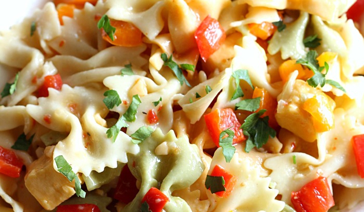 ამ მარტივი სალათის მოსამზადებლად დაგჭირდებათ ფერადი მაკარონი და სალათის გემრიელი საკმაზი.