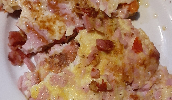 მოგესალემებით მე ვარ მიშკა და მინდა გაგიზიაროთ ჩემი მოგონილი რეცეპტი საუზმისთვის :)) <3 გამოდის 4 დიდი ნაჭერი:)